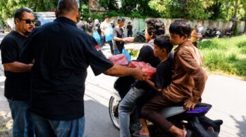 Berbagi Tanpa Henti, Ratusan Kotak Nasi Berkah Warnai Aksi Kemanusiaan GRIB Jaya di Jalan Luku Kwala Bekala