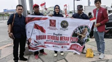 AJMI dan PW Pemuda Muslimin Indonesia Sumut Bagikan Ribuan Bendera Merah Putih Gratis di Medan Sambut HUT ke-81 RI