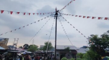 Keseruan Panjat Pinang HUT RI ke 81 di Medan Amplas: Tawa Warga Pecah, Hadiah Rp 4,5 Juta Sukses Digaet