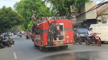 Kodim 0603/Lebak dan Forkopimda Serentak Bersihkan Abu Vulkanik Anak Krakatau