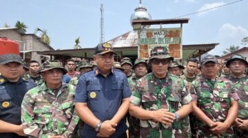 Lapas Sibolga Bersama TNI Bantu Bersihkan Rumah dan Fasilitas Umum Warga Terdampak Banjir