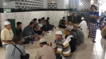 Kebaikan Abel, Reza, dan Fadhil Hidupkan Tradisi Buka Puasa Sunah di Masjid Jamik Kebun Bunga