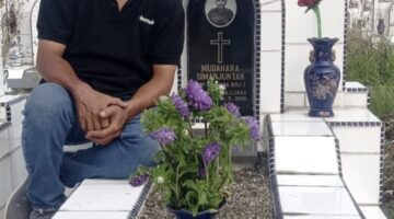 Penuh Khidmat dan Rasa Syukur, Menstar Simanjuntak Ziarah ke Makam Kedua Orang Tua di TPKS Simalingkar