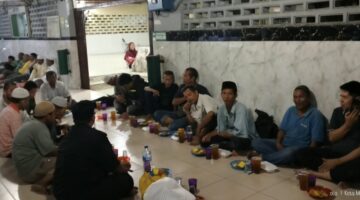 Di Tengah Kepungan Kabut Asap Karhutla, Tradisi Buka Bersama Puasa Sunah di Masjid Jamik Kebun Bunga Tetap Istiqamah